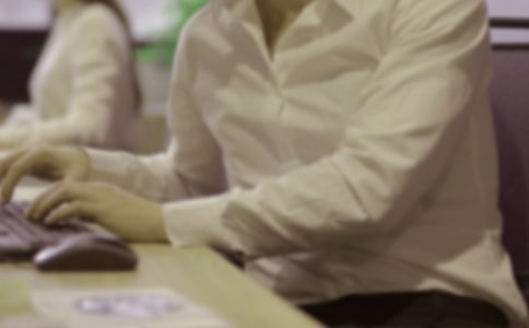 白領職業(yè)女士的服裝禮儀介紹