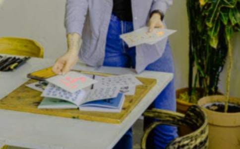 ���P��ɫ���f�n��