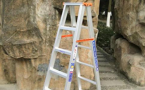 成功像梯子勵志文章