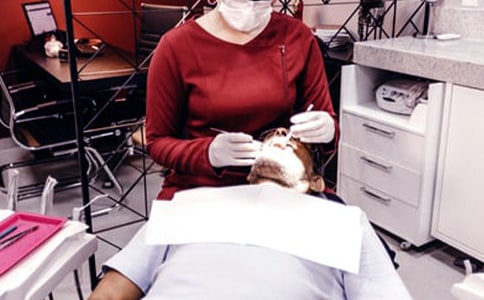 老鼠當(dāng)牙醫(yī)的童話小故事